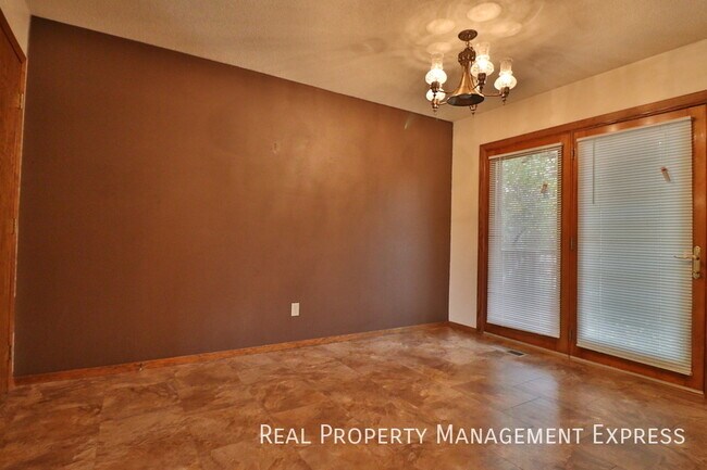 Foto del edificio - 3 Bedroom 2 Bathroom Home with a Fireplace...