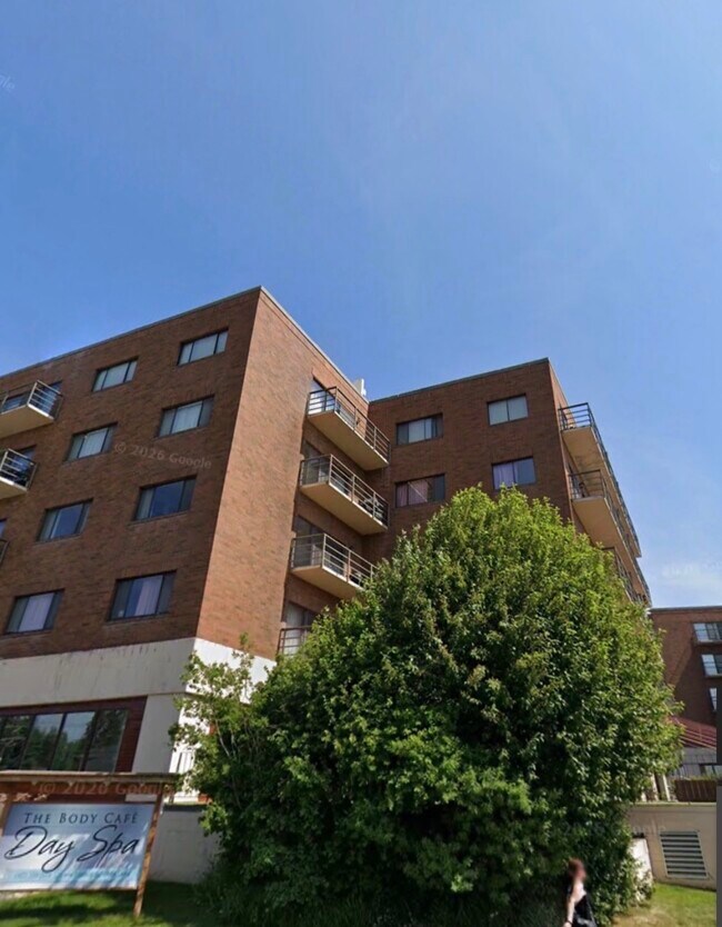 Foto del edificio - 3105 Lakeshore Dr