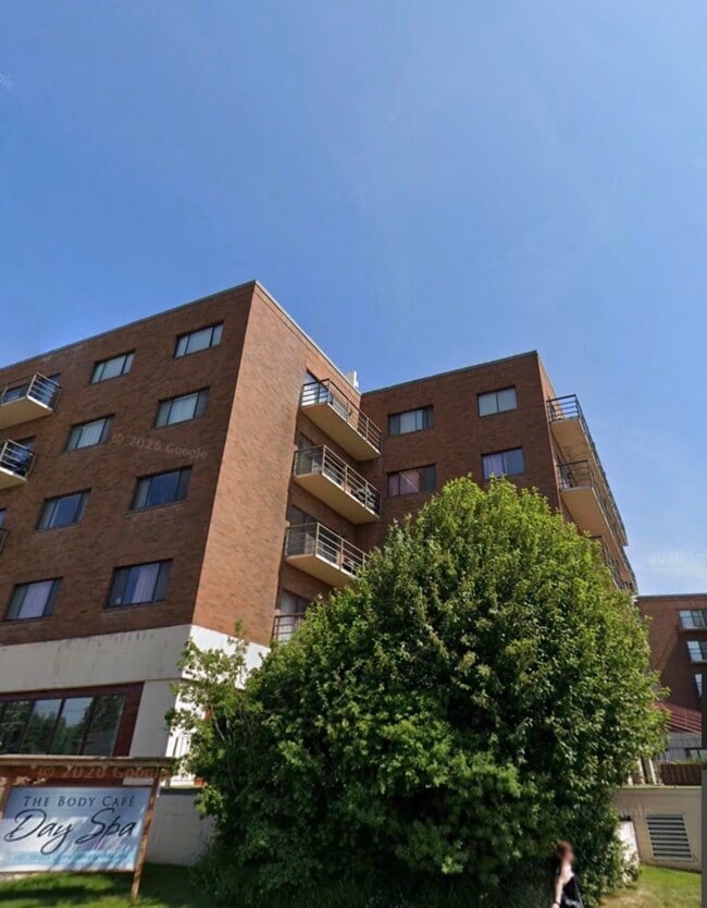 Building Photo - 3105 Lakeshore Dr