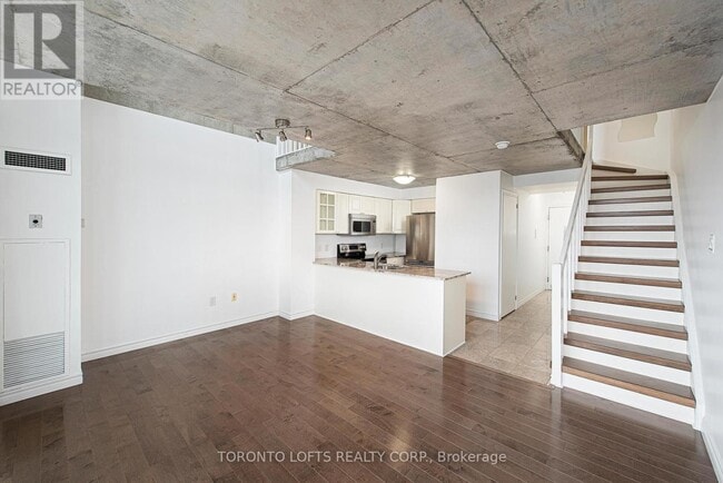 Building Photo - 954-954 King St W