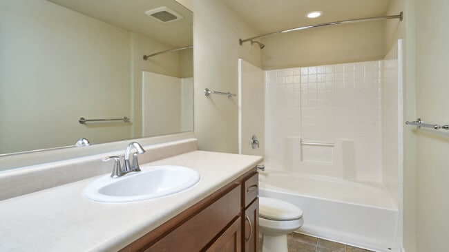 Baño - The Reserve at Town Center