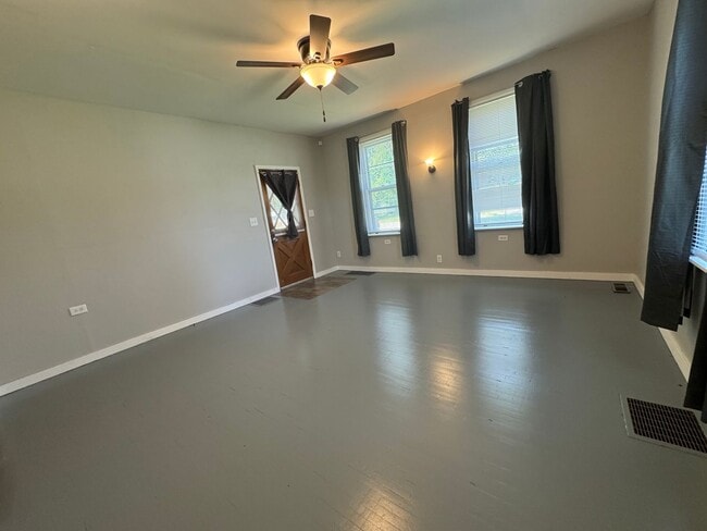 Building Photo - Cozy Comfort: 2 Bed, 1 Bath Home with Spac...