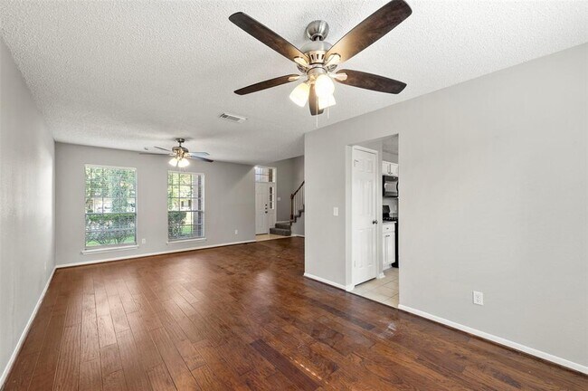 Building Photo - 18115 Holly Green Dr