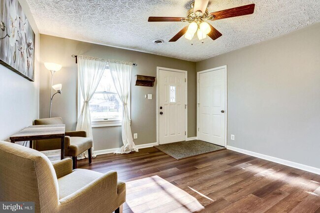 Building Photo - 206 N Fir Ct