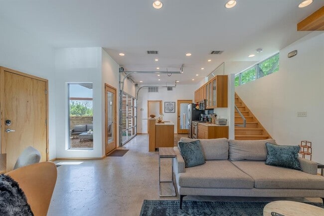 Building Photo - 2801 Oak Crest Ave