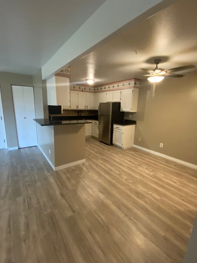 Building Photo - 420 Zang St
