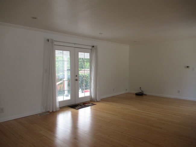 Building Photo - Light and bright 3 bedroom, 2 bath rambler...