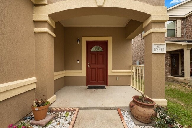 Building Photo - 10909 Helms Deep Dr