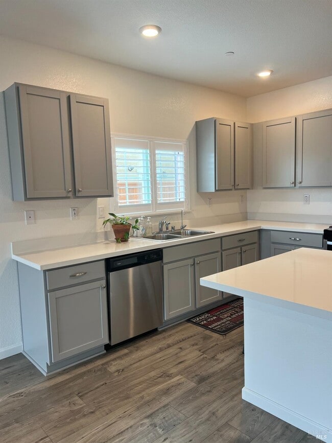Building Photo - 655 Honey Bee Rd