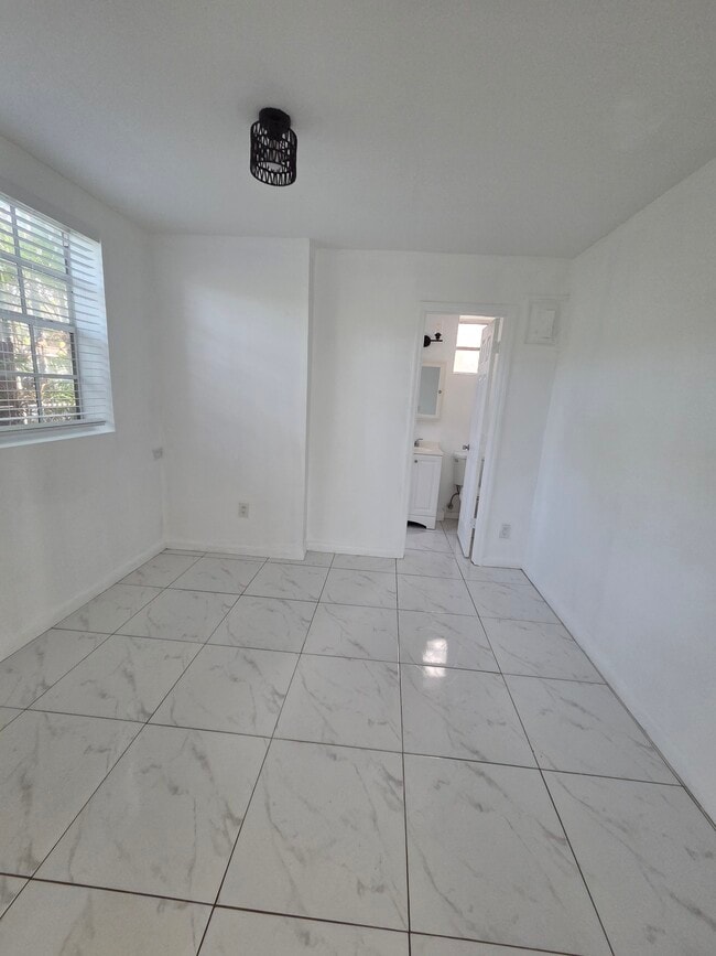 Foto del edificio - 902 NE 40th St