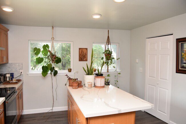 Foto del edificio - 3 Bedroom 1.5 Bath McKinley Hill Tacoma 2 ...