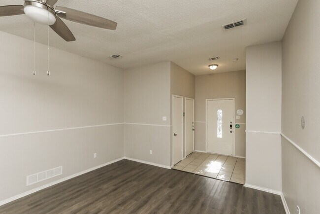 Foto del edificio - 317 Glen Meadow Dr