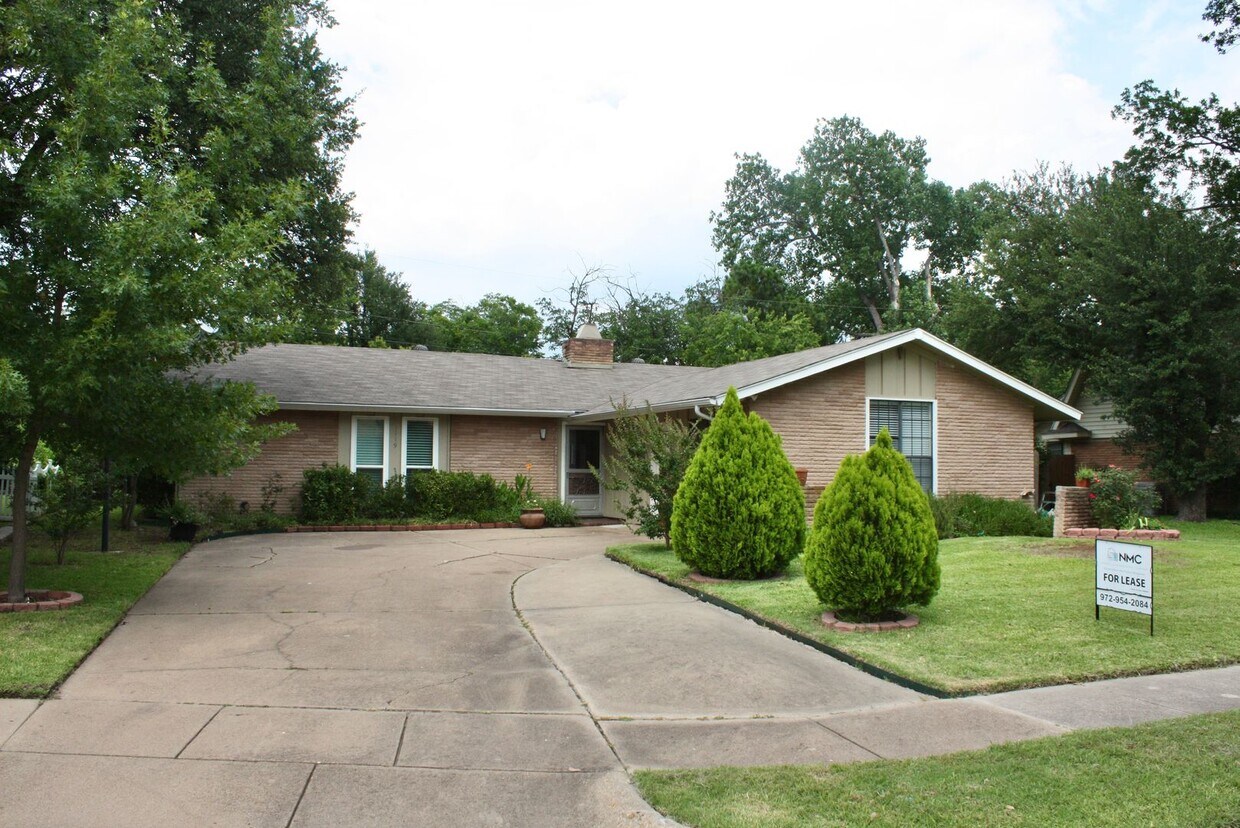 Primary Photo - Midcentury Charmer with BONUS Sunroom and ...