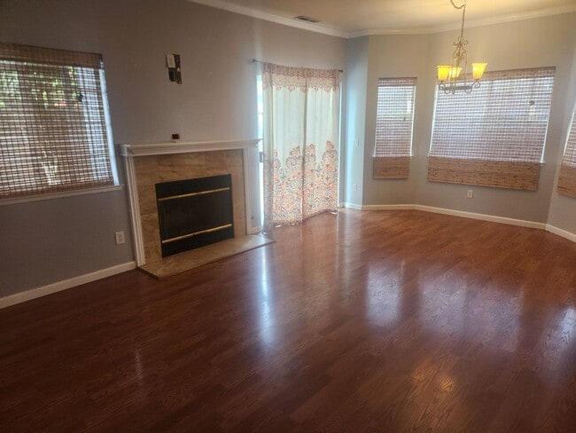 Building Photo - Beautiful well maintained two story, two bedroom townhouse with private backyard.