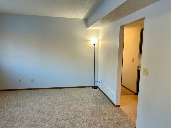 Foto del edificio - 3 Bed 1 Bath New carpet and paint!