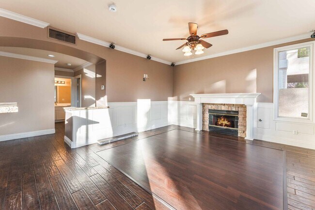 Foto del edificio - Immaculate 5 Bedroom home or easily a 4 Be...