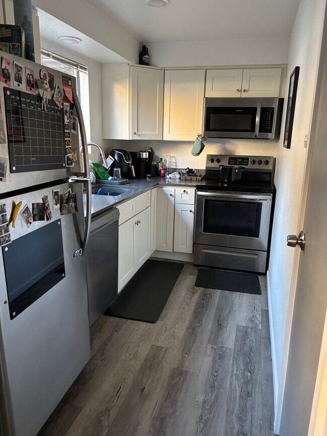 Building Photo - Updated Northgate 2bd 1.5 bath two story unit!