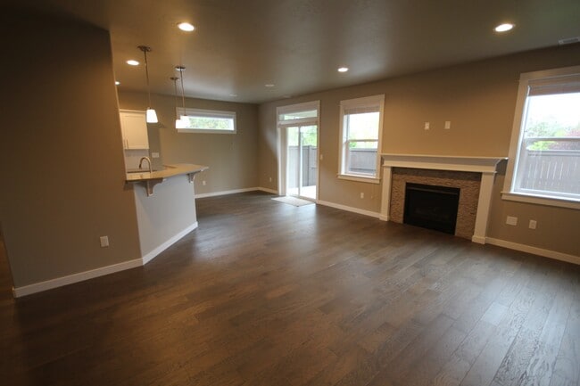 Building Photo - Like New Home Near Hospital, All Appliances, Air Conditioning, Fenced Yard, Dbl Garage