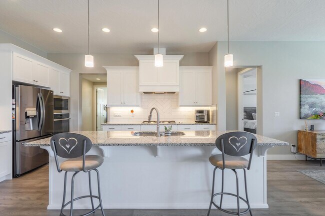 Foto del edificio - Stunning 5 Bed, 3 Bath Home with a 3 Car Garage