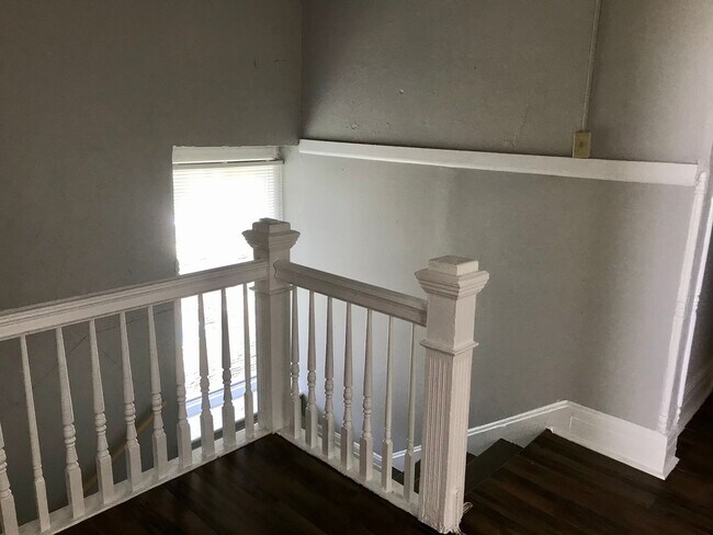 Building Photo - Historic Rivermont/Downtown End Unit