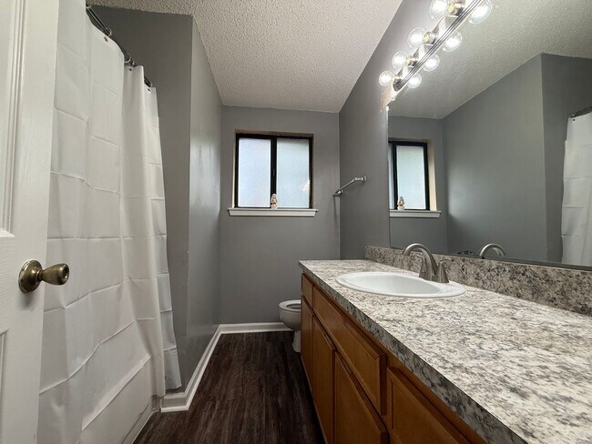 Building Photo - Newly remodeled unit in Brewster Estates!