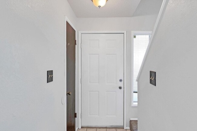 Building Photo - 2 Bedroom Condo near CMU