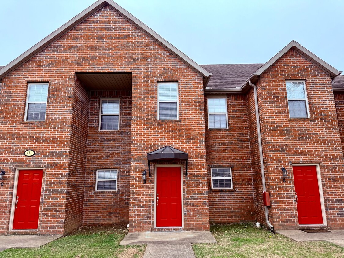 Primary Photo - ***611 E Grove***