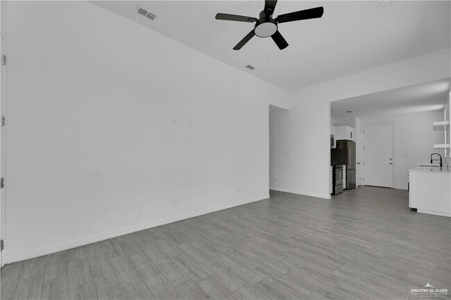 Foto del edificio - 1102 E McIntyre St