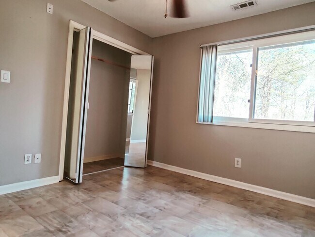 Building Photo - 2704 Fairway Oaks