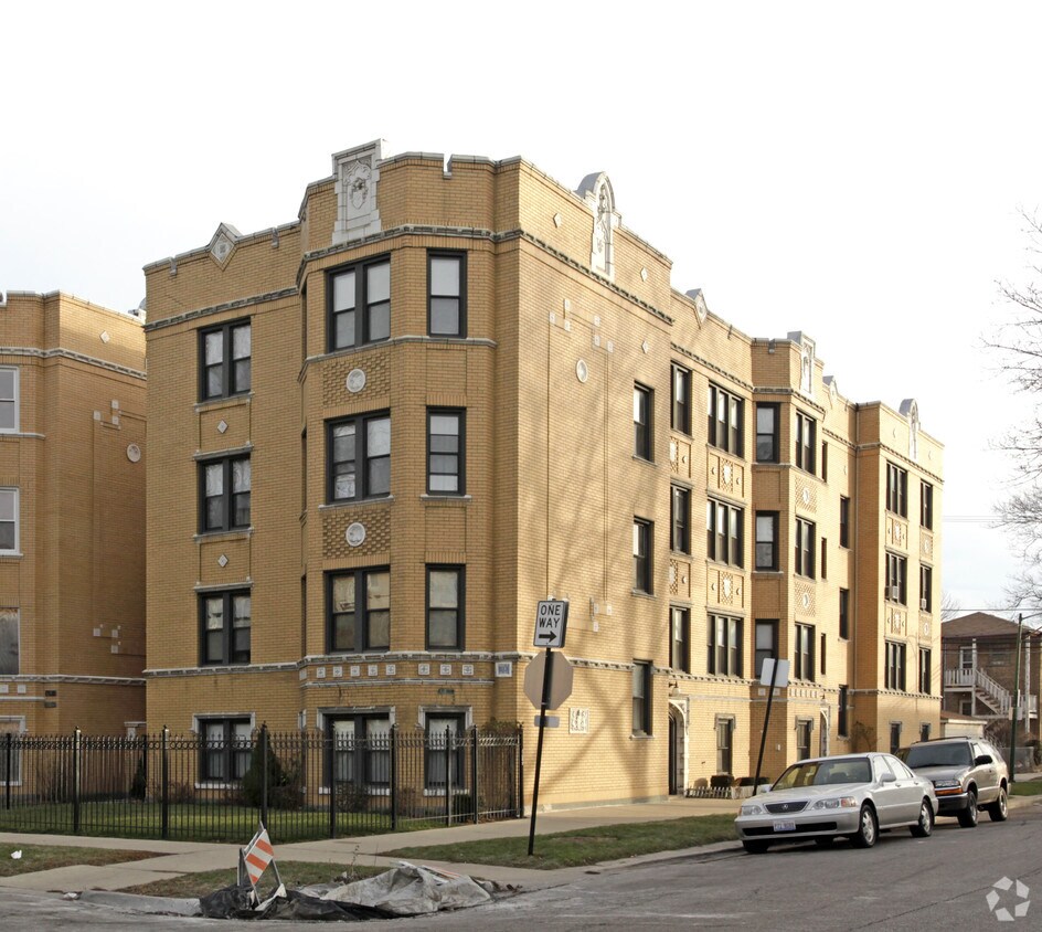 Primary Photo - 6101 N Claremont Ave