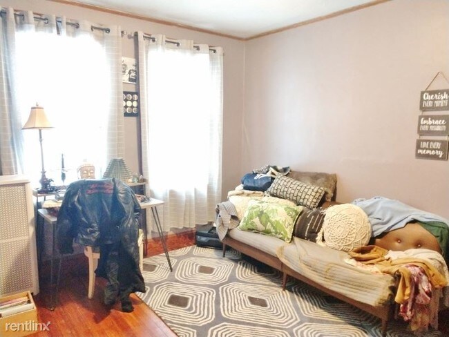 Building Photo - 3 br, 1.5 bath  - 18 College Farm Rd