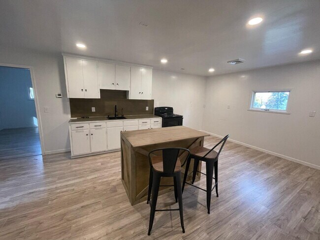 Foto del edificio - 272 River Rd