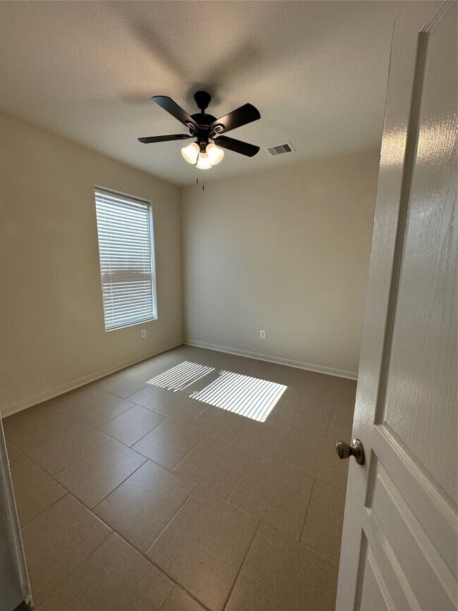 Foto del edificio - 10011 Sanders Rose Lane