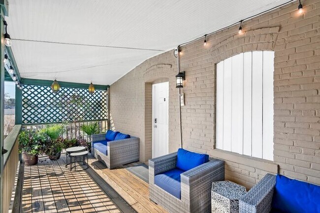 Building Photo - 215 W King St