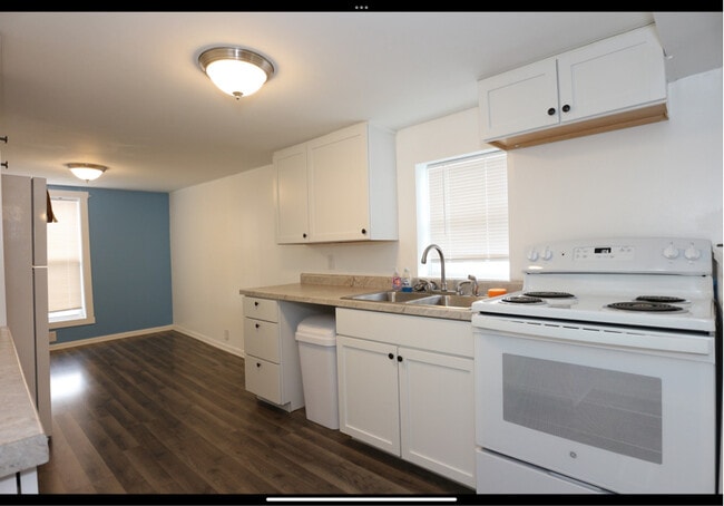 Building Photo - 2861 S Roena St