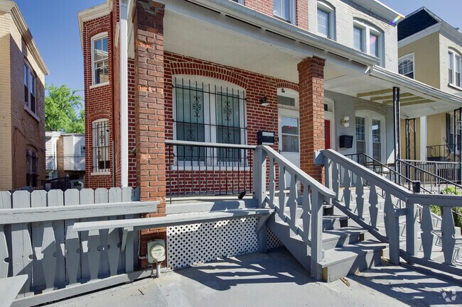 Entrada del edificio - 745 Gresham Pl NW