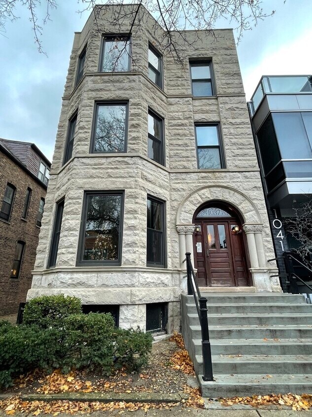 Primary Photo - 1037 W Wellington Ave