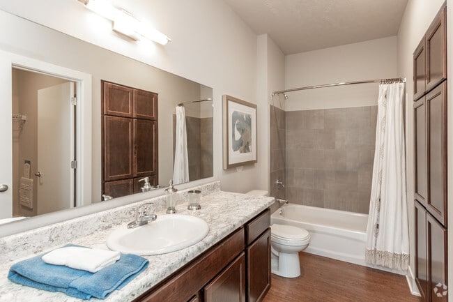 2BR, 2BA - B1/1,085 SF - Bathroom - Sixty610 Stone Creek