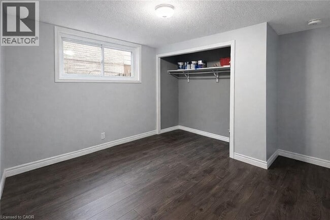 Photo du bâtiment - 14 Grenadier Rd