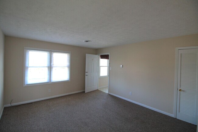 Building Photo - 310 Edgewood Dr