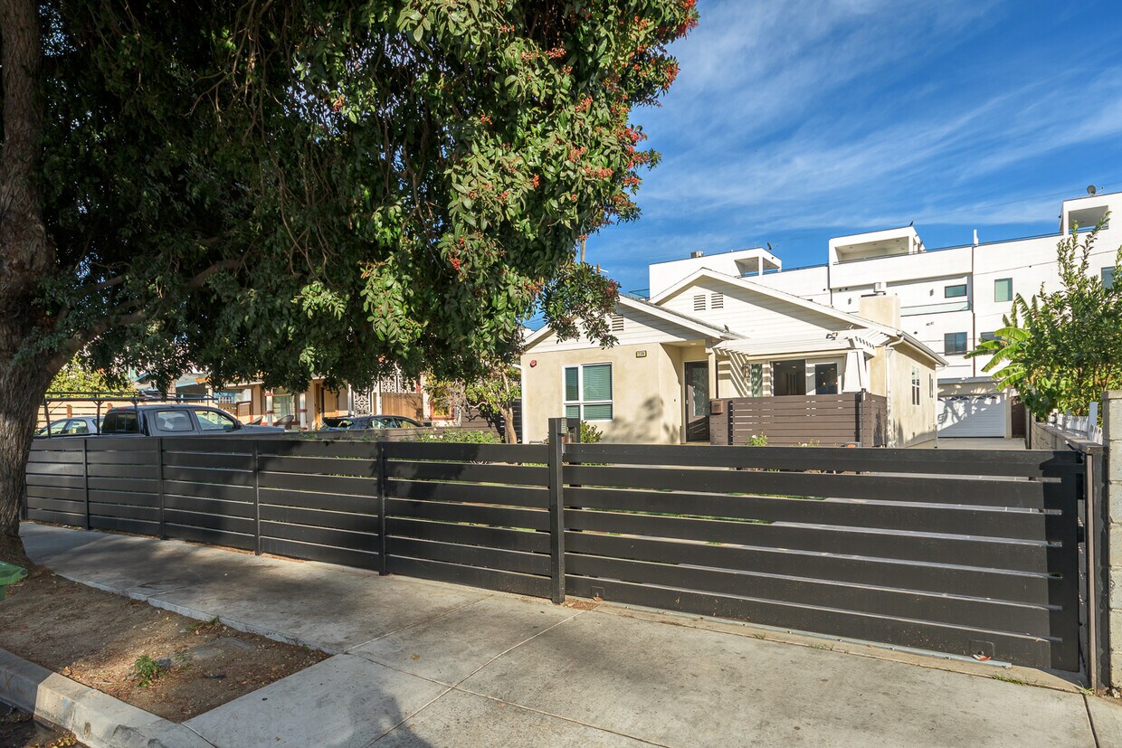 Foto principal - 736 N Wilton Pl