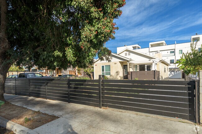 Building Photo - 736 N Wilton Pl