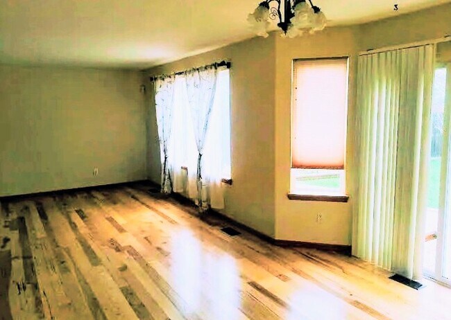 Building Photo - 4507 Winona Pl