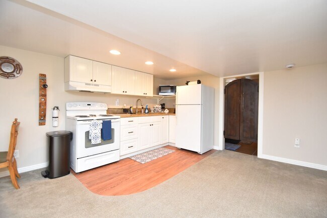 Foto del edificio - Great Basement Unit in Canyon Rim Neighborhood! All Utilities included!
