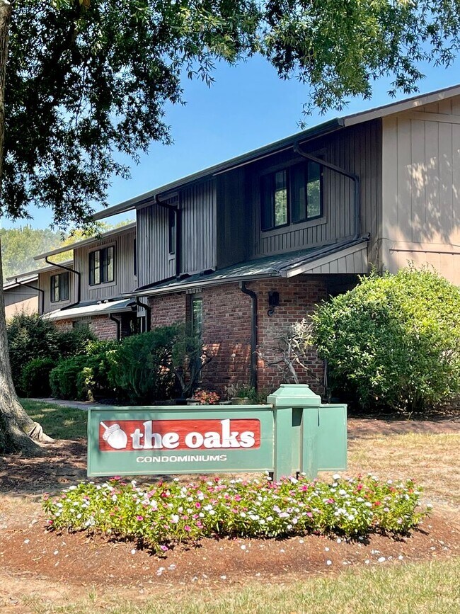 Building Photo - UPDATED 2 bedroom apartment in the OAKs, w...