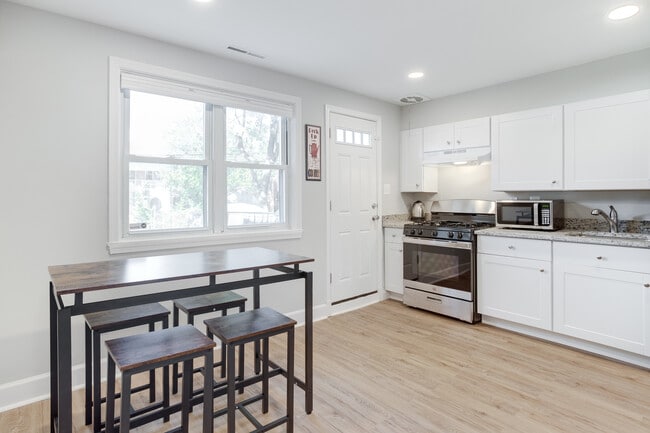 Kitchen - 7840 Hillsway Ave