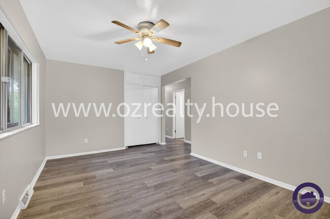Building Photo - 732 Coyne Ave