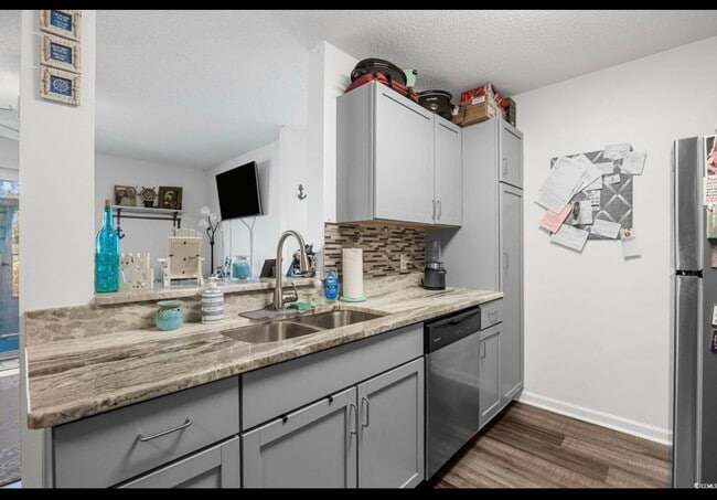 Foto del edificio - 8775 Chandler Dr
