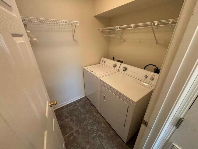 Foto del edificio - 211 Greenbriar Dr