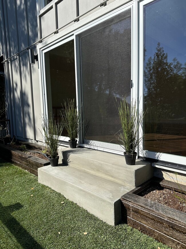 Private entrance through garden - 101 Oak Springs Dr